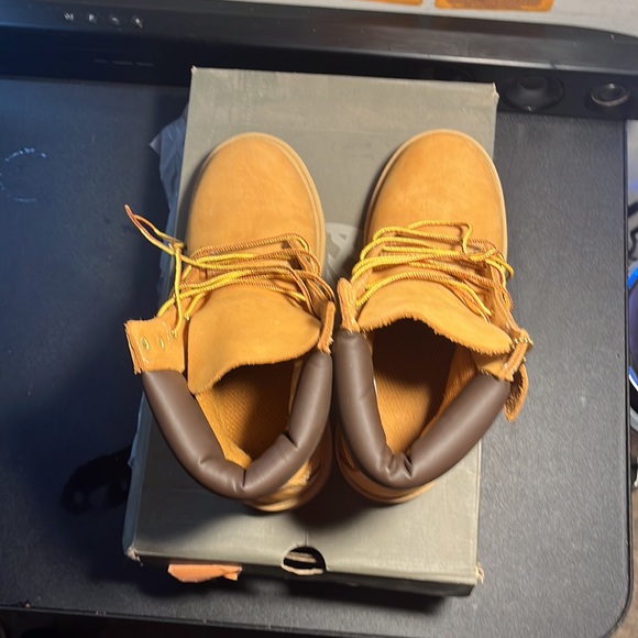 *Never Worn * Timberland Boots - Picture 3 of 9